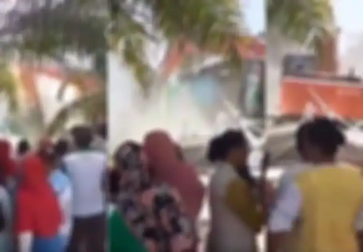 Keranjingan Manjakan Selingkuhan Sampai Bangunkan Rumah, Sang Istri Asli Langsung Marah Besar Sampai Sewa Ekskavator untuk Ratakan Rumah Selingkuhan Suaminya