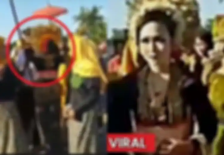 Cinta Tanpa Restu Orang Tua Hanya Akan Berakhir Kandas, Sambil Menangis Pengantin Wanita Ini Peluk Mantan Kekasihnya, 4 Tahun Pacaran Hanya Berakhir Menjadi Pembawa Payung