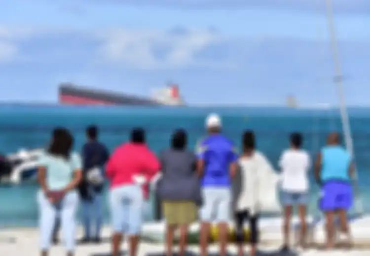 (Foto) Tumpahan Minyak Dari Kapal Karam di Laut India Ini Mengancam Keberadaan Pulau Mauritius, Warga Kewalahan Selamatkan Pulau Mereka