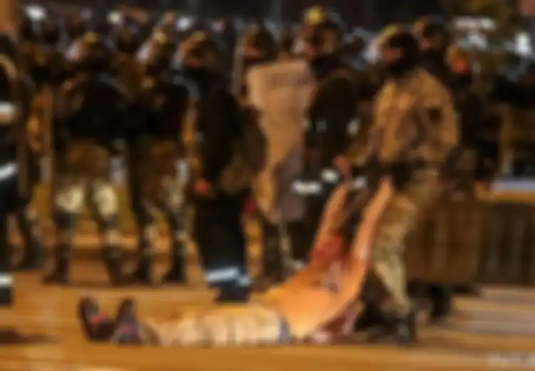 Protestan Turun ke Jalan Raya Setelah Curigai Pemilihan Presiden Belarus Penuh Kecurangan, Aparat Polisi Bungkam Dengan Cara Sadis dan Brutal: Setengah Telanjang dan Dipaksa Berlutut, Bahkan Merangkak
