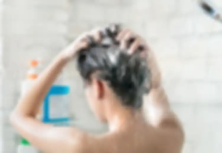 Tak Perlu Pusing Urusi Rambut Bermasalah, Coba Campurkan Garam dan Shampoo! Ternyata Mampu Atasi Masalah Utama Rambut Ini!