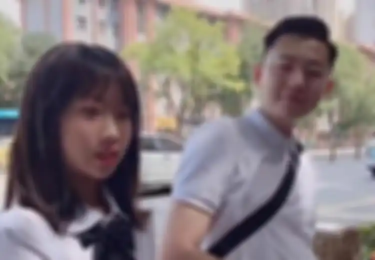 Sering Dikira Pacarnya, Sosok Pria yang Sering Berjalan di Samping Gadis 15 Tahun Ini Ternyata Orang yang Tak Terduga Ini