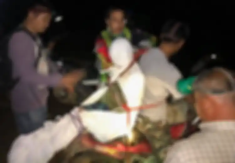 Bukan Dibawa dengan Mobil Ambulans, Jenazah Perempuan Ini Justru Diikat di Sepeda Motor untuk Dibawa ke Rumah Duka, Ternyata Ini Alasannya