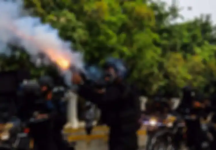 'Kami Cuma Ingin Ngomong, Musuh Kami Bukan Polisi', Saat Massa Hampiri Polisi Tanpa Perlawanan, Lalu Lakukan Hal yang Benar-benar Bikin Miris Sekaligus Merinding