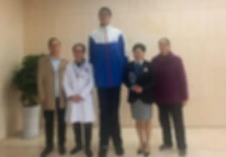 China Bikin Geger Lagi! Anak 14 Tahun asal China dengan Tinggi 221 Cm KiniDinobatkan sebagai Anak Tertinggi di Dunia, Sering Dikira Lebih Tua