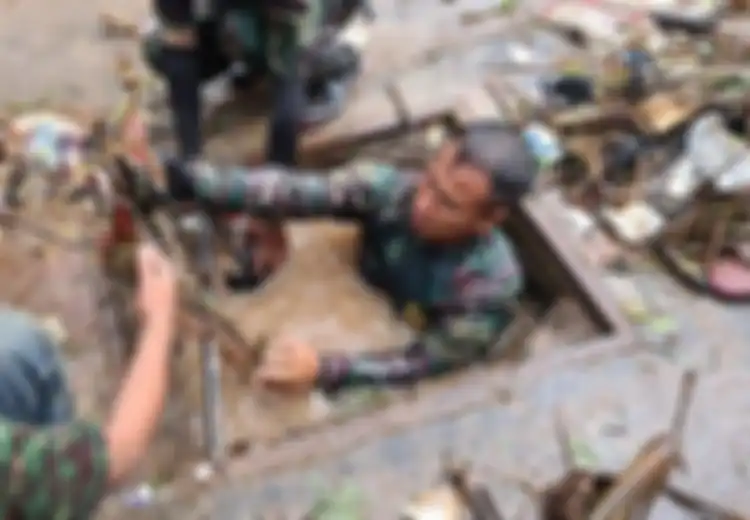Meski Ada Bangkai Tikus, Serka Eri Anggota TNI Tak Ragu Sedikit pun untuk Masuk Got Kotor Menyelam 5 Kali Demi Ambil Sampah