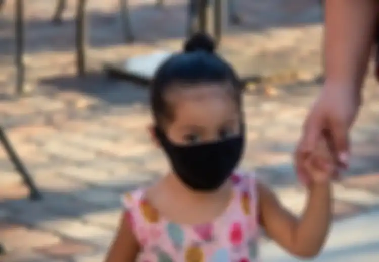 Begini Cara Terbaik Agar Si Kecil Mau Pakai Masker untuk Cegah Covid-19, Bukan dengan Paksaan, Tapi Coba Ini!
