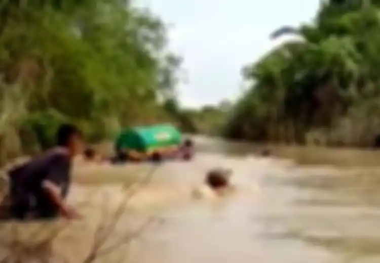 Viral di Media Sosial Mengenai Keranda Jenazah yang Dihanyutkan di Sungai, Begini Penjelasan Kades di Jawa Timur Ini