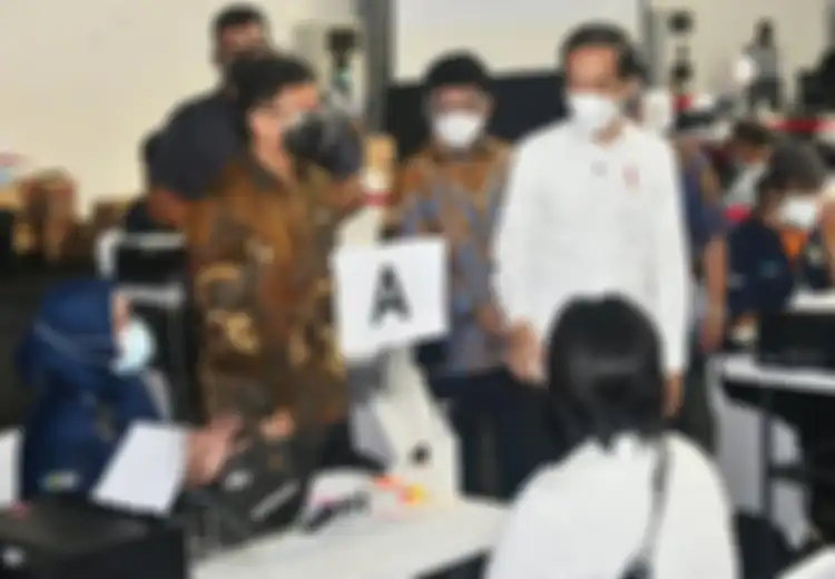 Menkominfo dan Presiden Joko Widodo Tinjau Proses Vaksinasi Awak Media