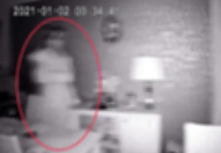 Keluarga Ini Panik, CCTV Rumahnya Berhasil Rekam Penampakan Sekelebat Bayangan 'Hantu'  Wanita Berbaju Pengantin di Rumahnya, Saat Gambarnya Dipertajam Sosok Ini yang Terlihat Jelas