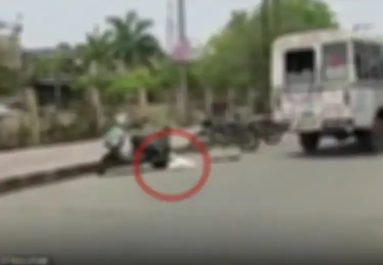 Saking Amburadulnya Kondisi di India Akibat Covid-19, Ambulans Bobrok Sampai Digunakan Untuk Membawa Mayat Pasien Covid-19, Jenazahnya Malah Terjatuh di Jalanan