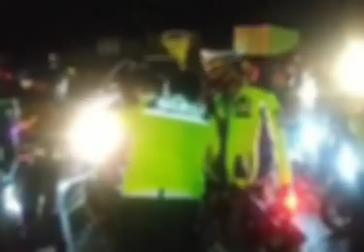 Pemudik Ini Emosi Hendak Terobos Penyekatan di Karawang, Akhienya Luluh dengan Pelukan Hangat Pak Polisi, AKP Rizky Saputro: 'Dia Bersedia Putar Balik'