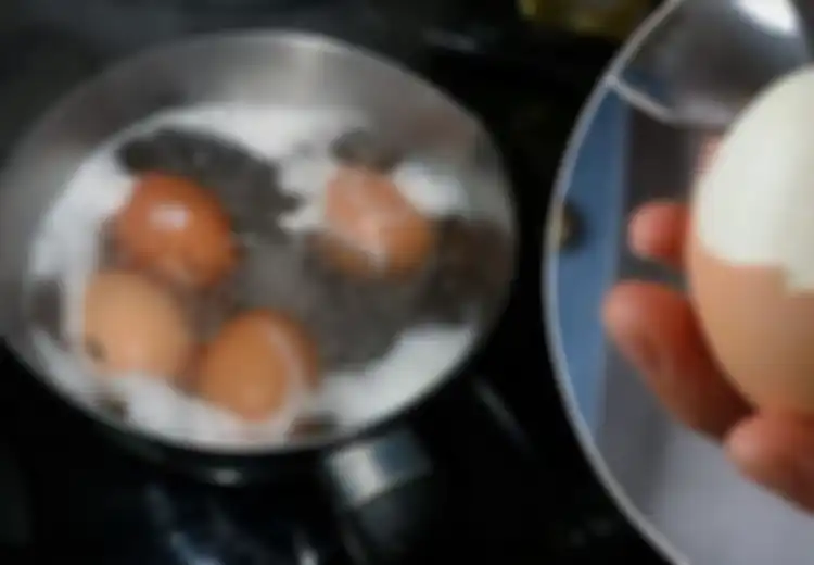 Ibu-Ibu Pasti Belum Tau, Coba Saja Tambahkan Bahan Serbuk  Ini Saat Merebus Telur, Rasakan Manfaat Tak Terduga Ini Saat Hendak Menyantapnya