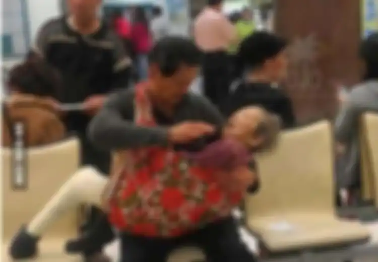 Bak Ingin Buktikan Kalimat 'Uang Bisa Dicari, Kesempatan Mengasihi Ibu Tak Bisa Kembali', para Pria Ini Terekam Kamera Sedang Menggendong Ibu Mereka, Bikin Air Mata Sulit Dibendung