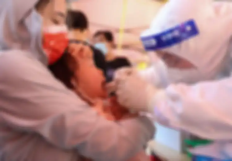 Sekilas Tidak Ada yang Aneh, Video Bocah 4 Tahun Berpakaian Hazmat Lengkap yang Berjalan Memasuki Rumah Sakit Ini Bikin Banyak Orang Menangis, Terungkap Biaya Mahal Nol Kasus Covid-19 Negara Ini