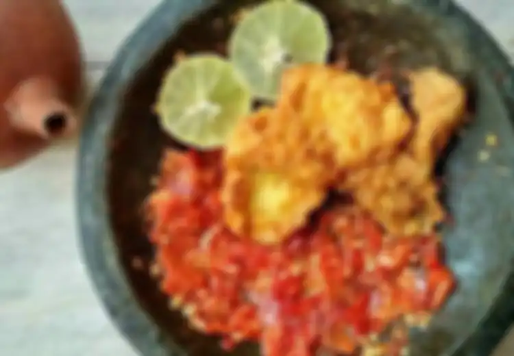 Kenapa Harus Beli, Kalau Bisa Bikin Ayam Geprek Sambal Bawang yang Pedasnya Nampol Ini! Begini Cara Membuatnya