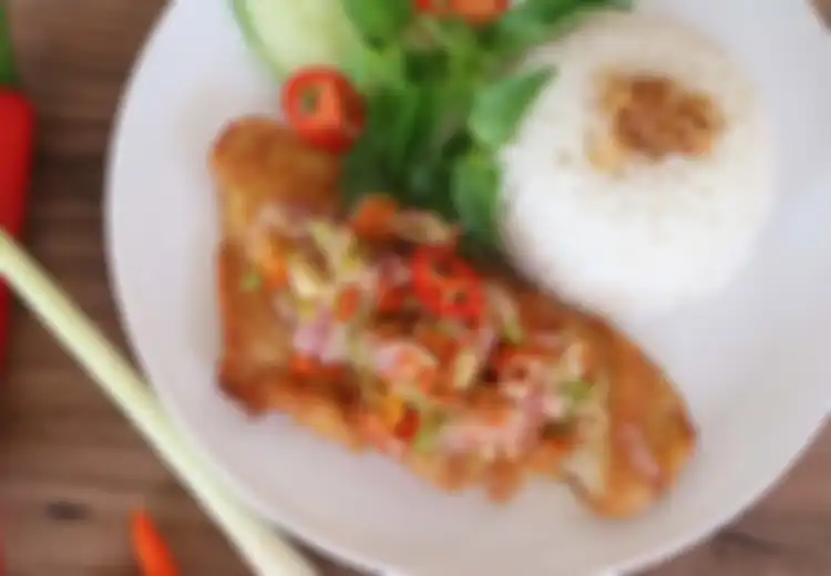 Bikin Sendiri Biar Lebih Hemat, Begini Cara Membuat Ayam Geprek Variasikan dengan Sambal Matah Khas Bali, Lezat untuk Menu Makan Siang, Mau Coba?