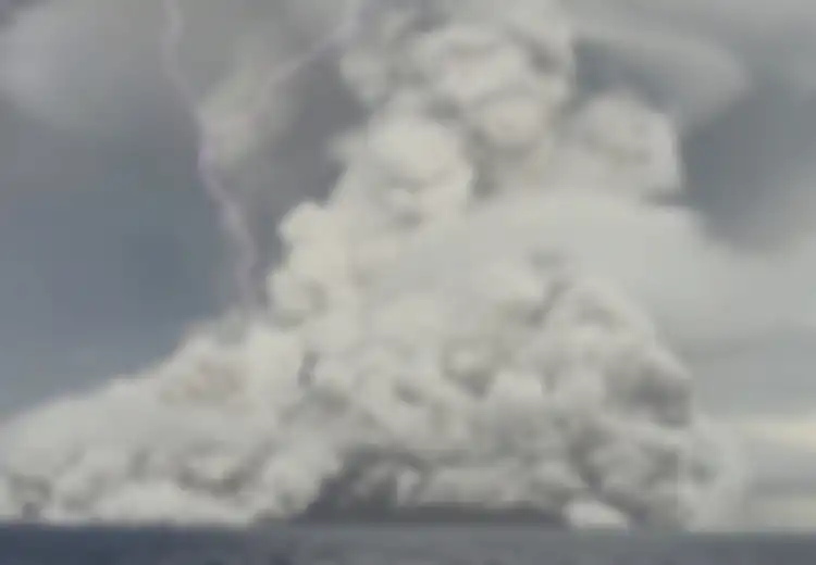 Pantas Satu Pulau Langsung Porak Poranda Dalam Sekejap, Rekaman Terbongkar Rupanya Letusan Gunung Penyaab Tsunami di Tonga 600 Kali Lebih Kuat Dari Bom Atom yang Dijatuhkan AS di Jepang