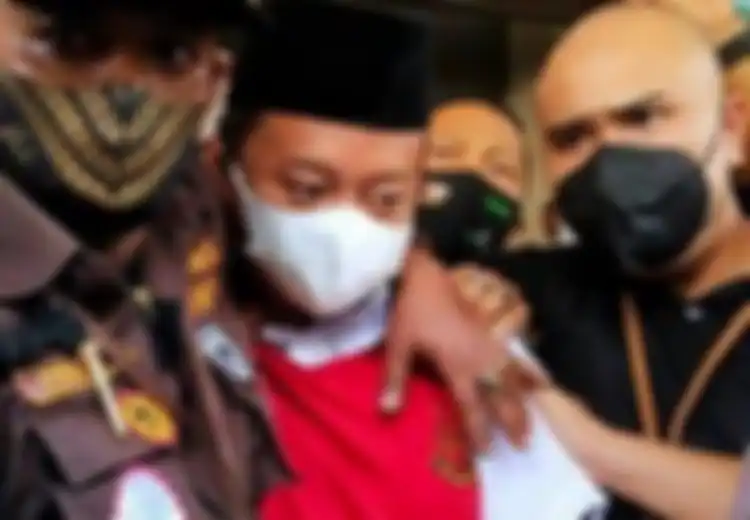 'Hanya' Divonis Seumur Hidup, Herry Wirawan Bisa Melenggang Bebas Gara-gara Aturan Kontroversial Ini, RUU yang Belum Juga Disahkan Solusinya?