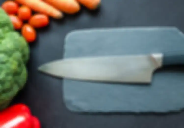 Baru Coba, Ternyata Gosok Bawang Merah di Pisau Berkarat Bisa Bikin Pisau Kembali Kinclong