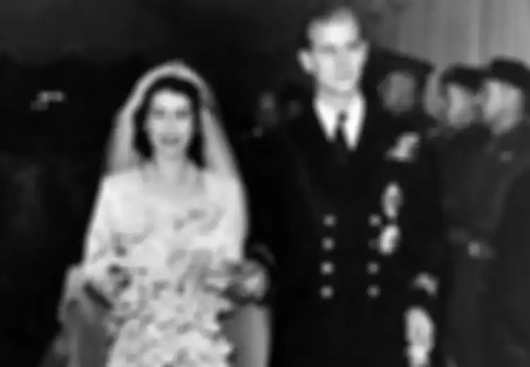 Menikah saat Inggris 'Pemulihan' Perang Dunia II, Nyatanya Gaun Ratu Elizabeth II Dulunya Dibeli dengan Cara Tak Terduga Ini
