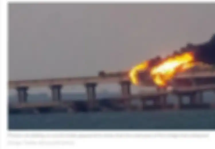 Putin Kian Terpuruk, Jembatan Utama Krimea Diserang, Terbakar, Lalu Runtuh ke Laut