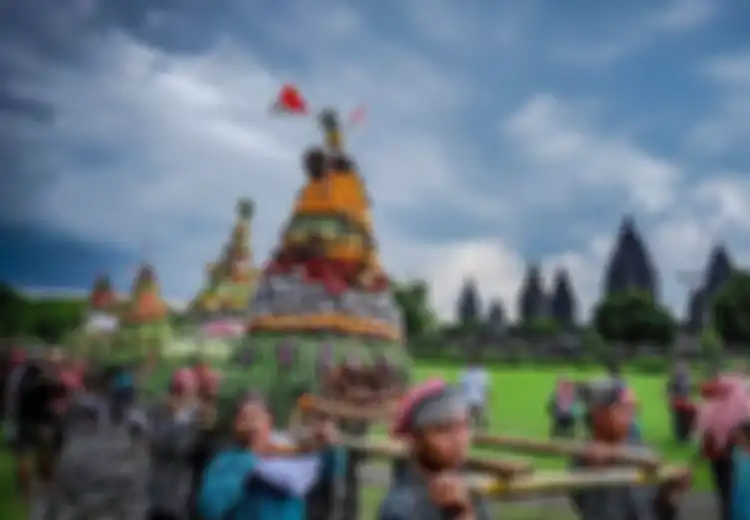 Apa Tantangan yang Dihadapi oleh Generasi Muda Dalam Upayanya Melestarikan Tradisi Lokal?