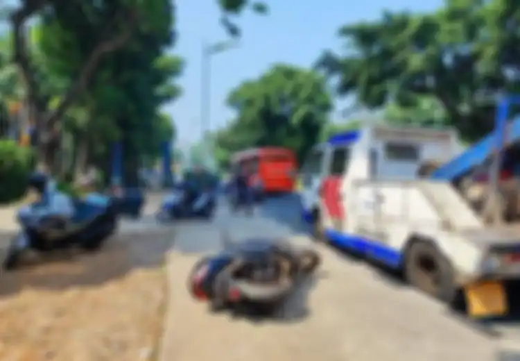 Pelajaran Bagi Yang Suka Lawan Arah, 7 Motor Lawan Arah Dihajar Truk Yang Jalurnya Benar, Kena Tilang Juga