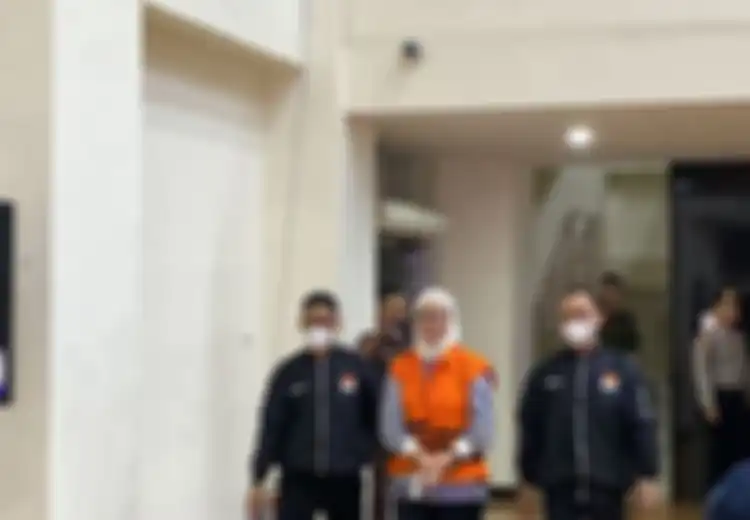 Masih Senyum Walau Sudah Pakai Rompi Oranye, Eks Dirut Pertamina Karen Agustiawan Ditetapkan Jadi Tersangka Korupsi