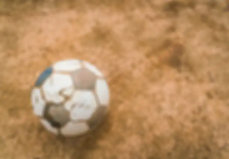Sejarah dan Peraturan Permainan Sepak Bola, Dari Inggris atau China?