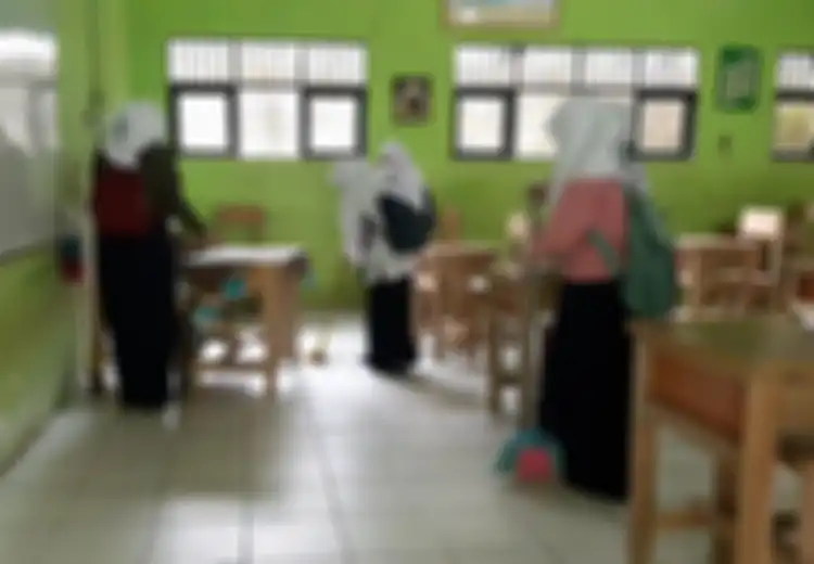 Bagaimana Sikap Positif yang akan Kamu Lakukan jika Diajak Membersihkan Kelas?