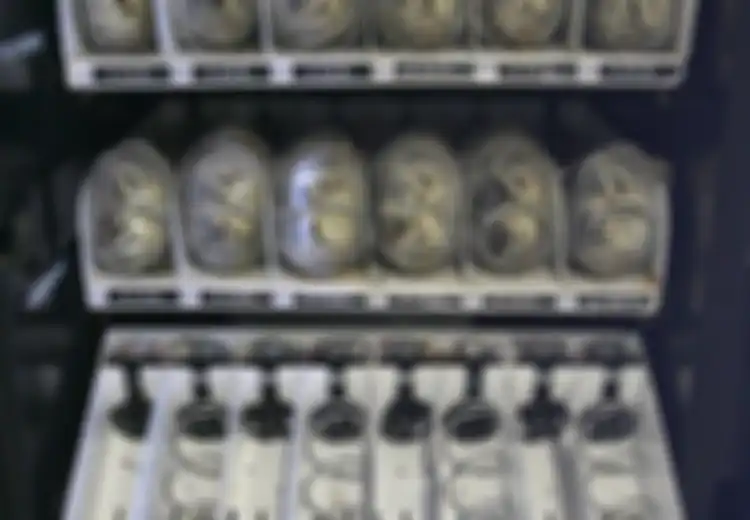 9 Vending Machine Ini Menjual Berbagai Barang Menarik dan Unik (2)