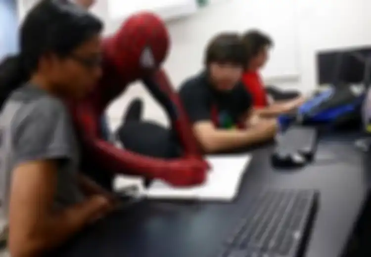 Di Meksiko, Spider-Man Bekerja Sebagai Dosen Ilmu Komputer