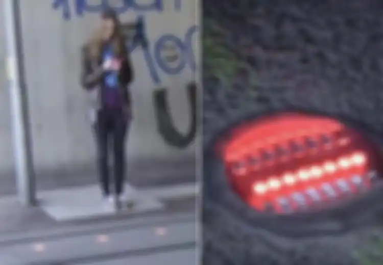 Pemerintah Australia Pasang Lampu Lalu Lintas di Jalan Untuk Pejalan Kaki yang Sibuk Main Ponsel