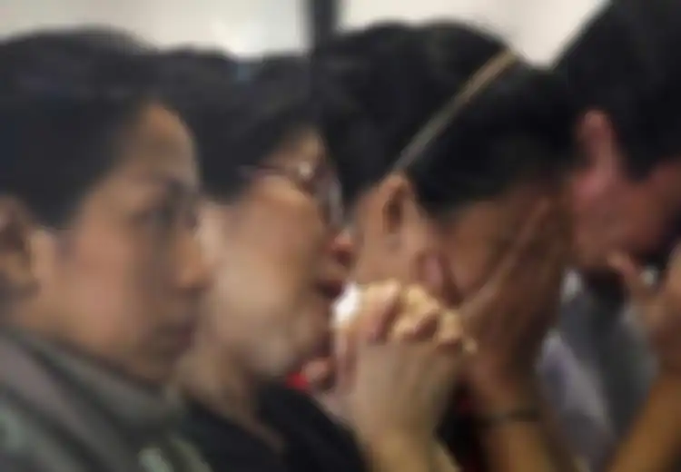 Keluarga Penumpang Pesawat AirAsia QZ8501 yang Hilang Ini Tak Mau Naik AirAsia ke Lokasi Pencarian