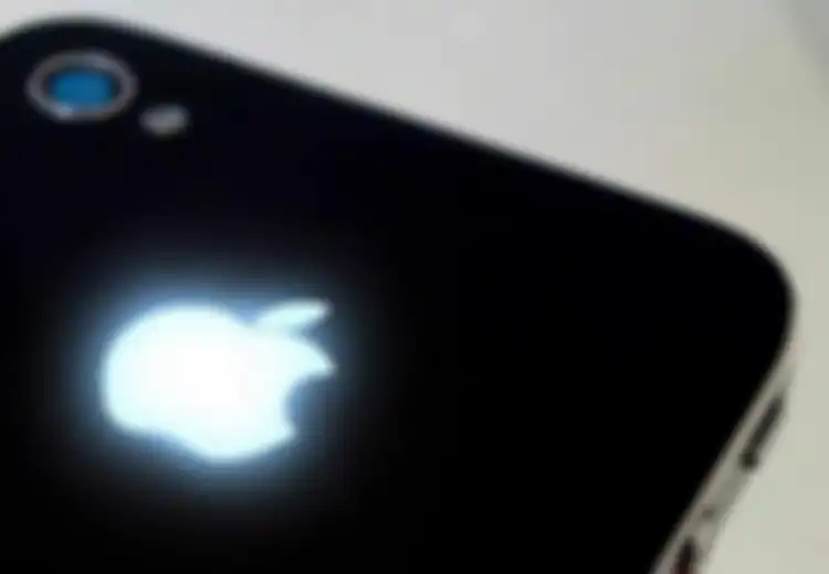 Logo di Belakang iPhone Akan Jadi Sensor Pendeteksi Kesehatan Penggunanya