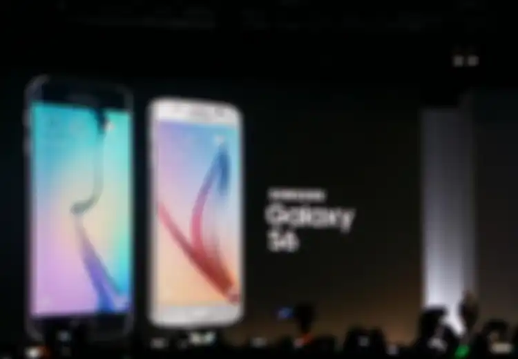 Seorang Wanita Uji Ketahanan Galaxy S6 dengan Membantingnya Berkali-Kali