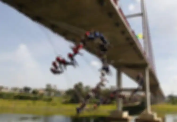 Saat 149 Orang Melompat dari Jembatan Setinggi 30 Meter