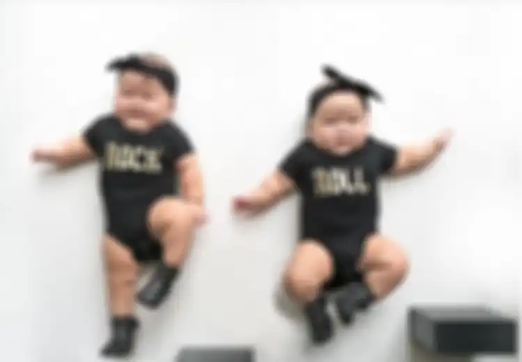 Leia dan Lauren Young, Bayi Kembar Paling Lucu di Media Sosial?