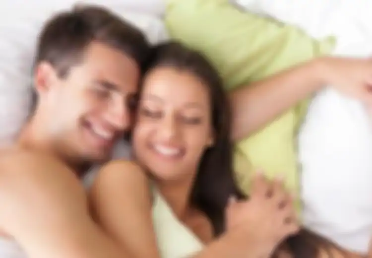 Manfaat Positif Posisi Tidur Suami Memeluk Istri dari Belakang