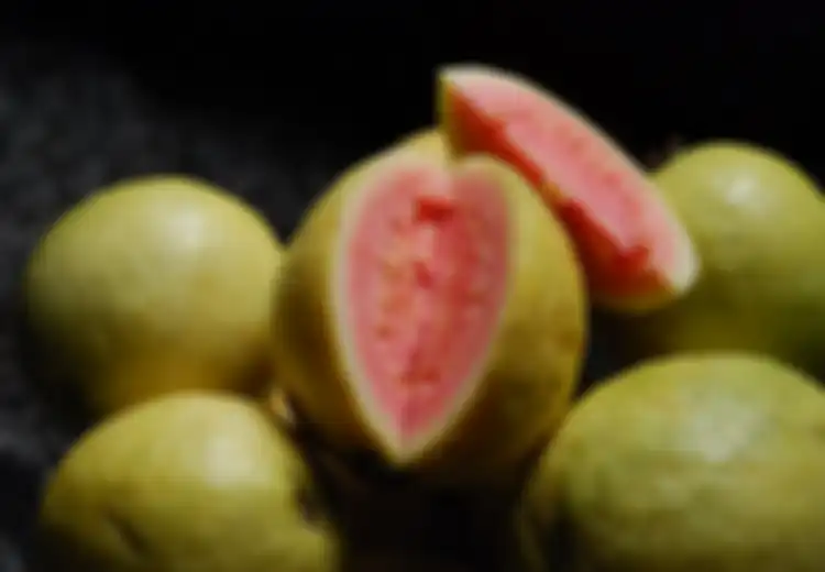 8 Manfaat Kesehatan Jambu Biji: Ada Efek Antikanker Lo