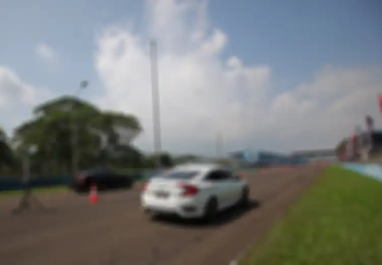 Menguji Akselerasi Mesin Turbo All New Civic Lewat Adu Kebut