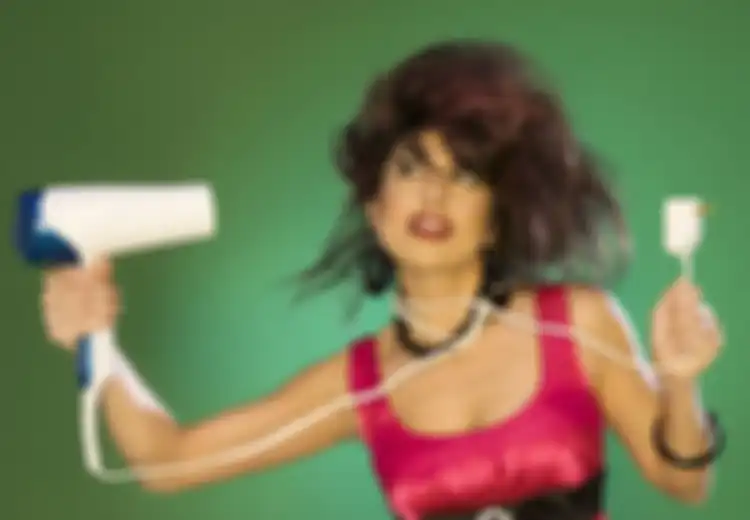 Empat Bahaya Penggunaan Hair Dryer