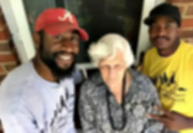 Rodney Smith Membantu Memotong Rumput bagi Mereka yang Tidak Bisa Melakukannya