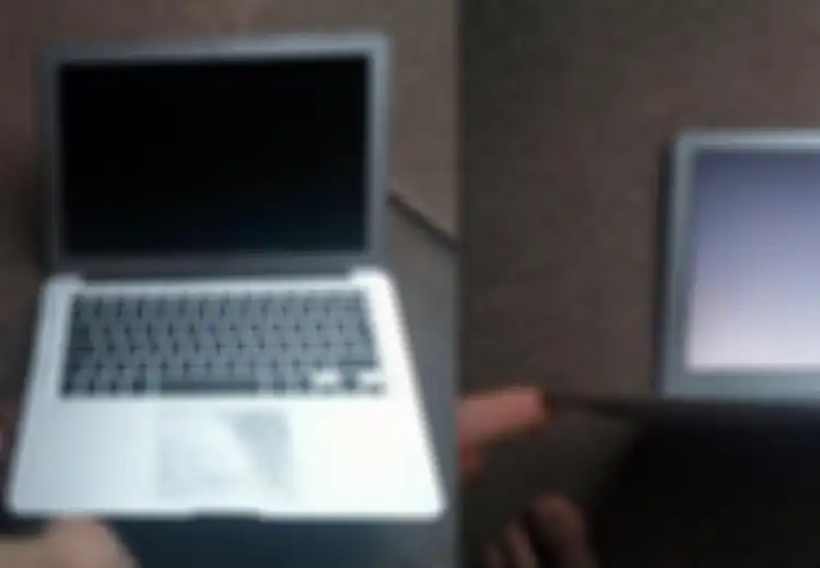 MacBook Air Ini Masih Berfungsi Setelah Jatuh dari Pesawat Setinggi 300 Meter