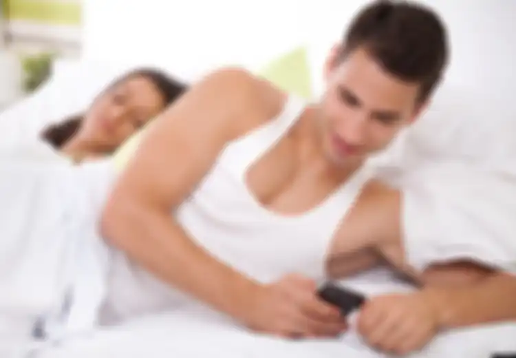 Smartphone Membuat Pemakainya Lebih Rentan Selingkuh