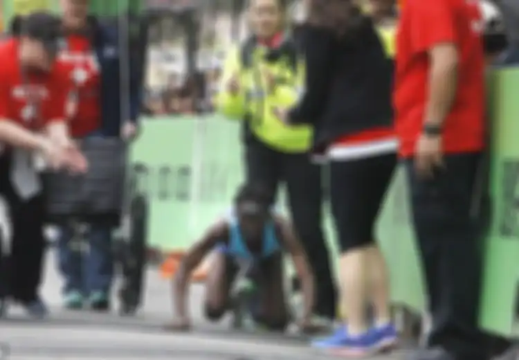 Pantang Menyerah, Pelari Maraton Ini Merangkak Demi Menggapai Finish