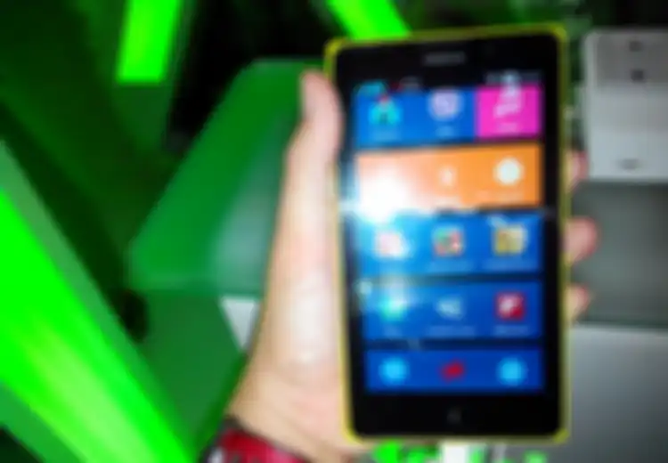 Nokia XL Resmi Dirilis