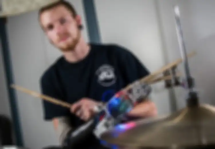 Menjadi Drummer Profesional dengan Tangan Robotik