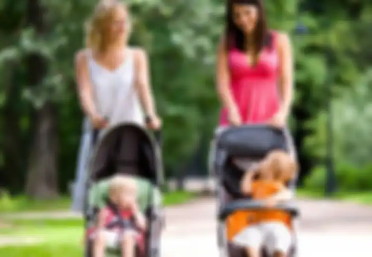 Hati-hati, Bayi yang Sering Dibedong dan Diletakkan di Stroller Perkembangan Otaknya Terganggu